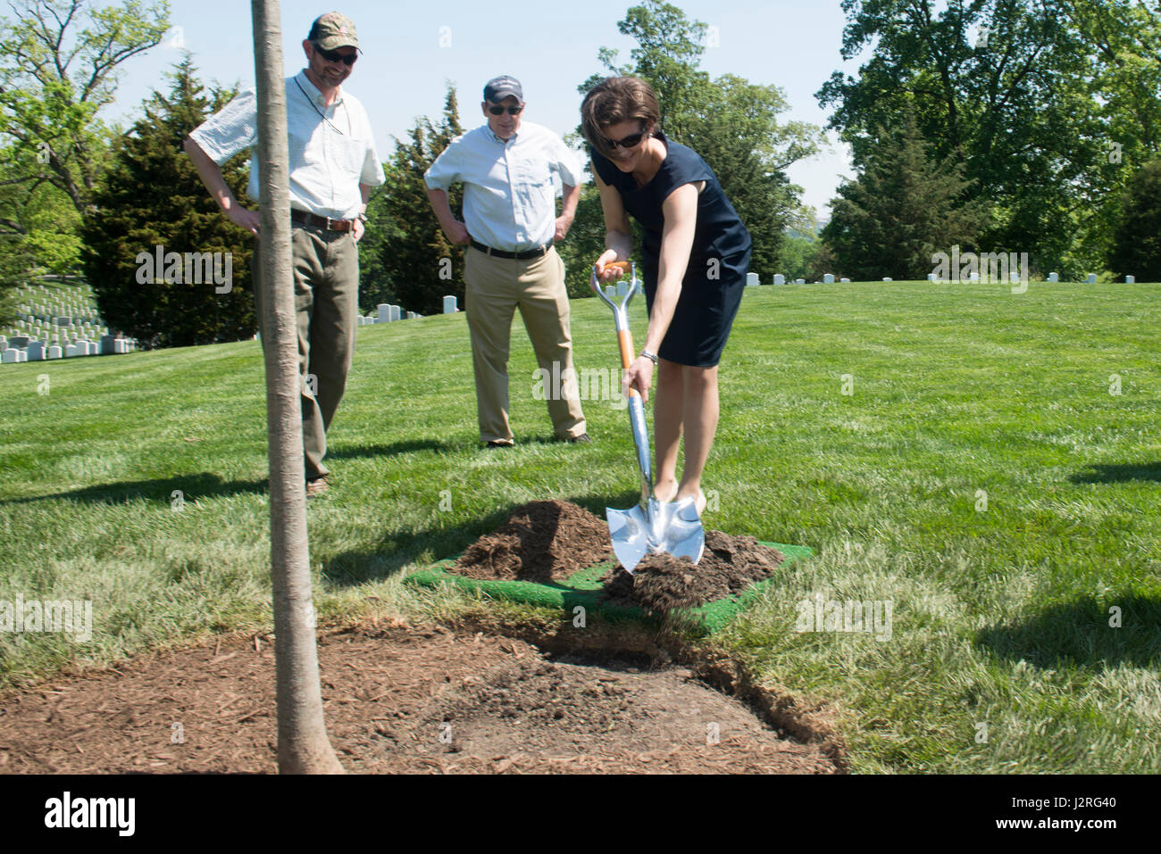 Katharine Kelley, surintendant, le Cimetière National d'Arlington, prend part à une cérémonie de plantation dans la section 34 du Cimetière National d'Arlington pour jour de l'arbre, le 28 avril 2017. Chaque année, le cimetière plante un arbre et effectue une tournée pour jour de l'arbre. (U.S. Photo de l'armée par Rachel Larue/Arlington National Cemetery/libérés) Banque D'Images