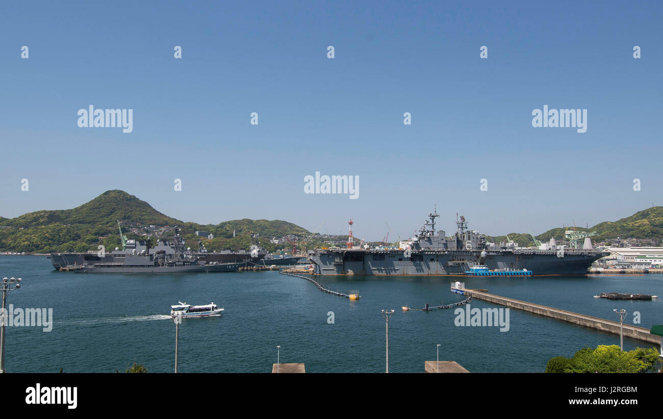 170428-N-SD711-0008 SASEBO, Japon (28 avril 2017) l'hyuga-hélicoptère classe destroyer DDH 182 JDS (ISE) tire dans le port à la flotte américaine aux côtés des activités Sasebo Asagiri JDS le destroyer de classe Sawagiri (DDG 157) et le navire d'assaut amphibie USS Bonhomme Richard (DG 6). (U.S. Photo par marine Spécialiste de la communication de masse Seaman Geoffrey P. Barham/libérés) Banque D'Images