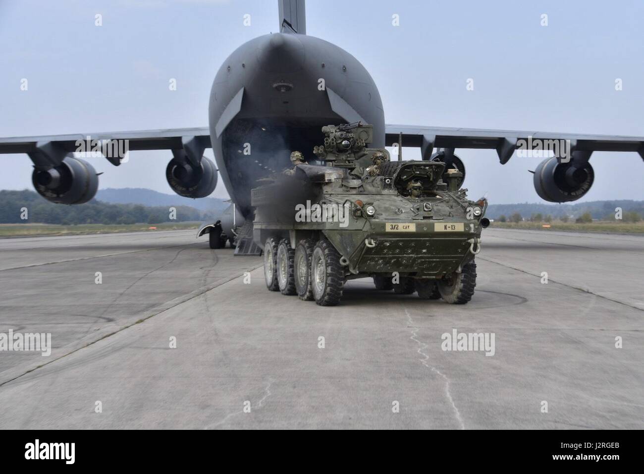 Troopers affecté à Cavalry Regiment 2d avec parachutistes affecté à la 173e Brigade aéroportée a effectué une entrée de la Force interarmées (JFE) exercice, en collaboration avec ses alliés de l'OTAN, pour le lancement de Sabre la sortie 17 à l'Aérodrome de Hradcany, la République tchèque, le 29 avril 2017. Banque D'Images