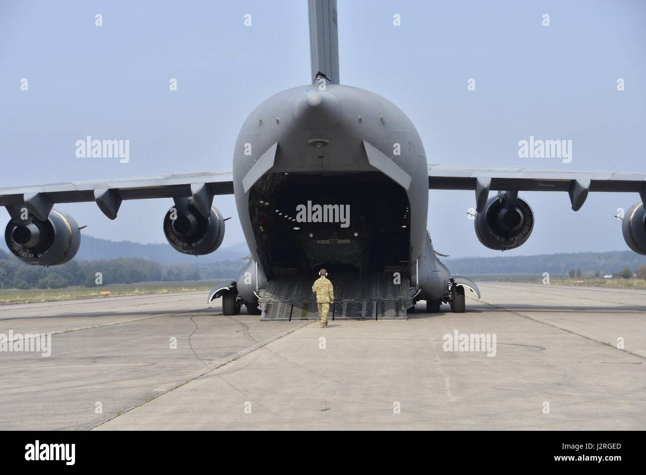 Troopers affecté à Cavalry Regiment 2d avec parachutistes affecté à la 173e Brigade aéroportée a effectué une entrée de la Force interarmées (JFE) exercice, en collaboration avec ses alliés de l'OTAN, pour le lancement de Sabre la sortie 17 à l'Aérodrome de Hradcany, la République tchèque, le 29 avril 2017. Banque D'Images