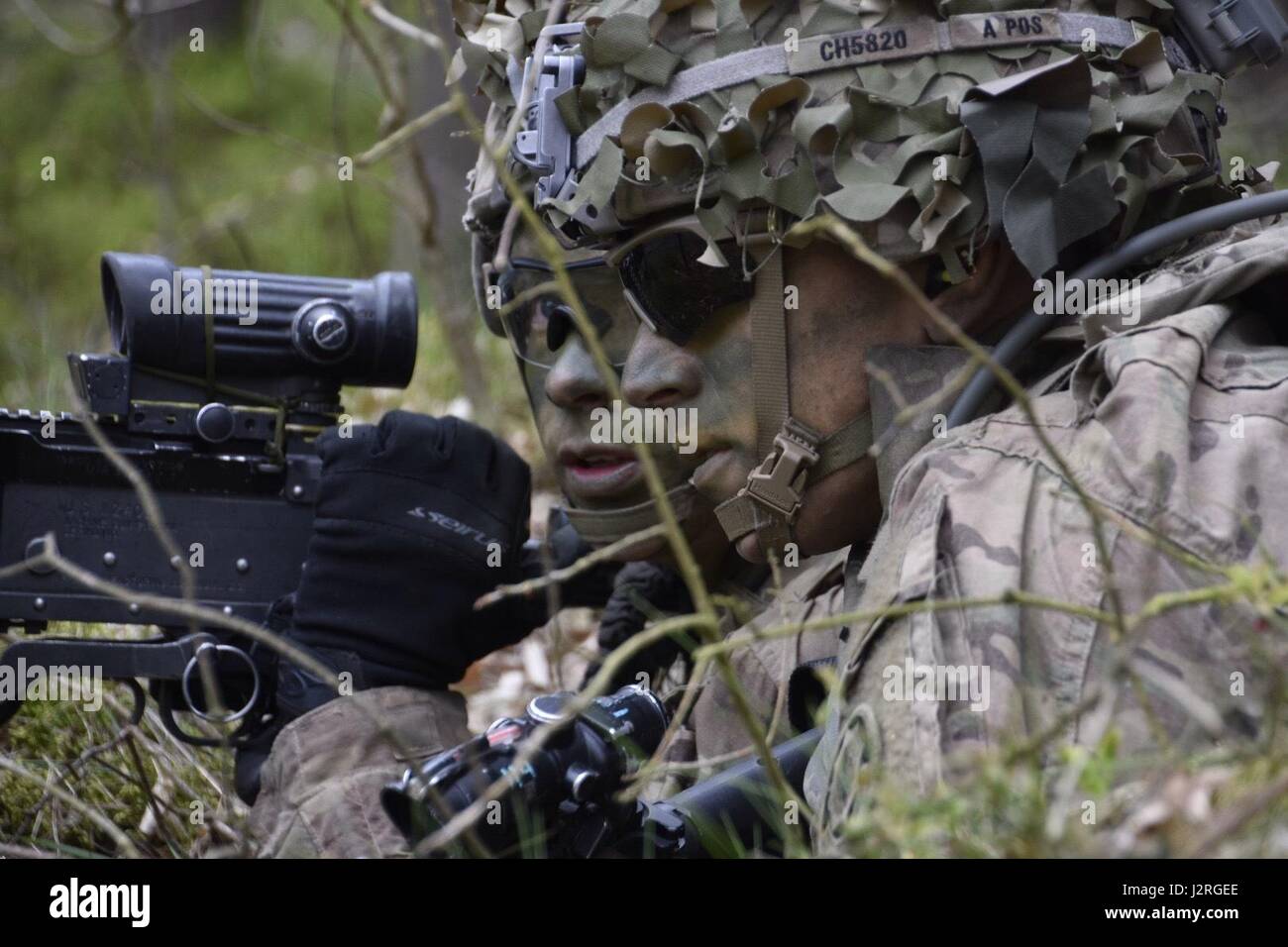 Troopers affecté à Cavalry Regiment 2d saisir un objectif au cours d'une entrée de la Force interarmées (JFE) exercice, en collaboration avec ses alliés de l'OTAN, pour le lancement de Sabre la sortie 17 à l'Aérodrome de Hradcany, la République tchèque, le 29 avril 2017. Banque D'Images