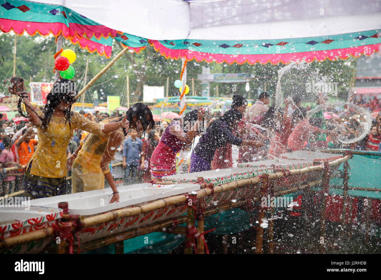 Marma ethniques les filles participent au festival de l'eau à l'occasion d'Baisabi festival. C'est une partie de leur fête du Nouvel An. Rangamati, au Bangladesh. Banque D'Images