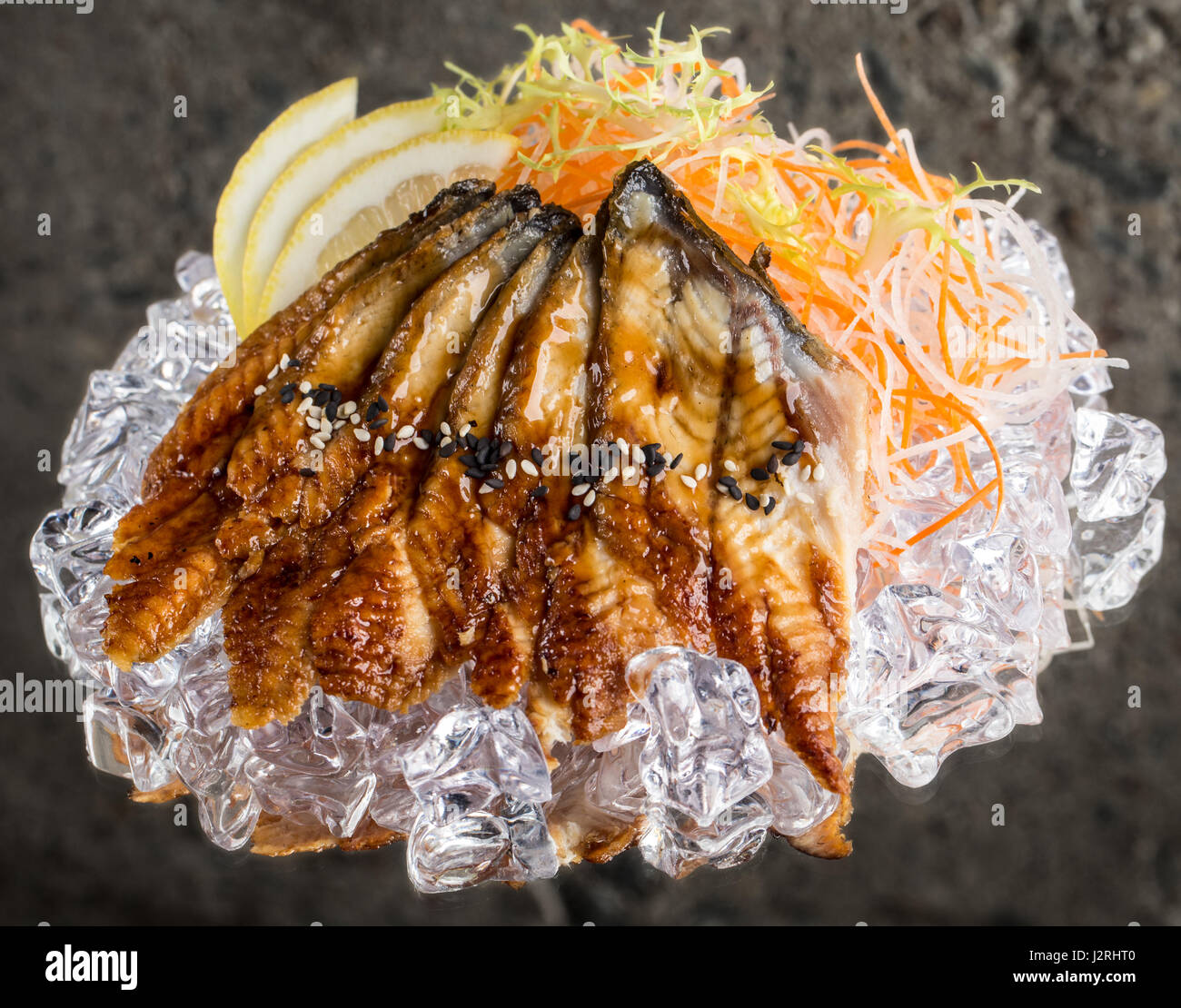 Sashimi frais sur la glace Banque D'Images