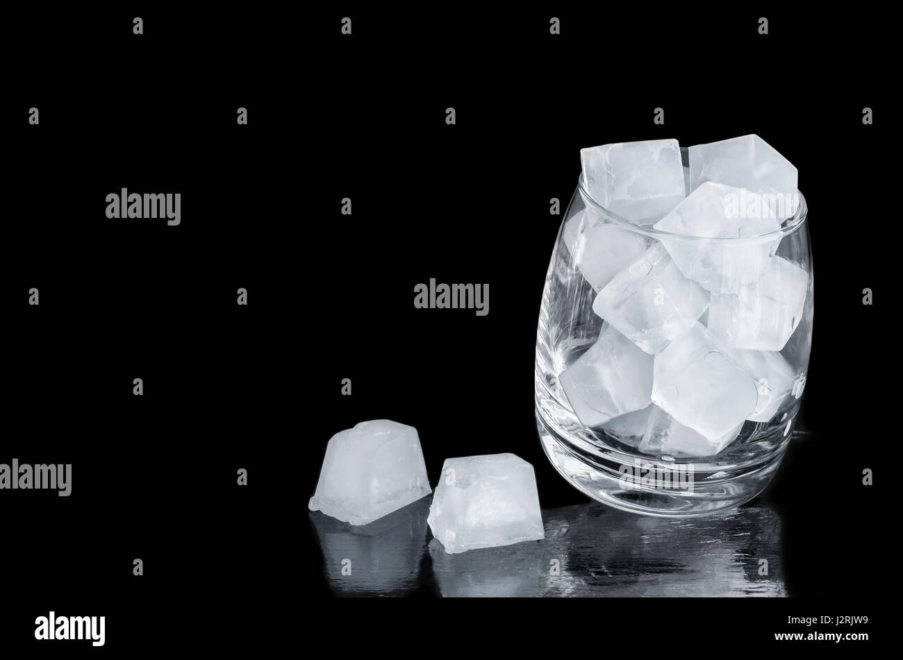 Des cubes de glace en verre sur fond noir Banque D'Images