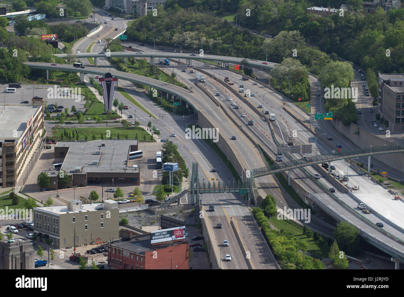 Voir de 17 voies en direction nord et sud à travers l'exécution de Cincinnati, Ohio. Banque D'Images