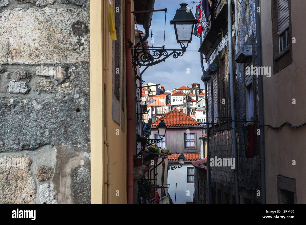 Rue étroite sur la vieille ville de Porto ville sur la péninsule ibérique, deuxième plus grande ville du Portugal Banque D'Images