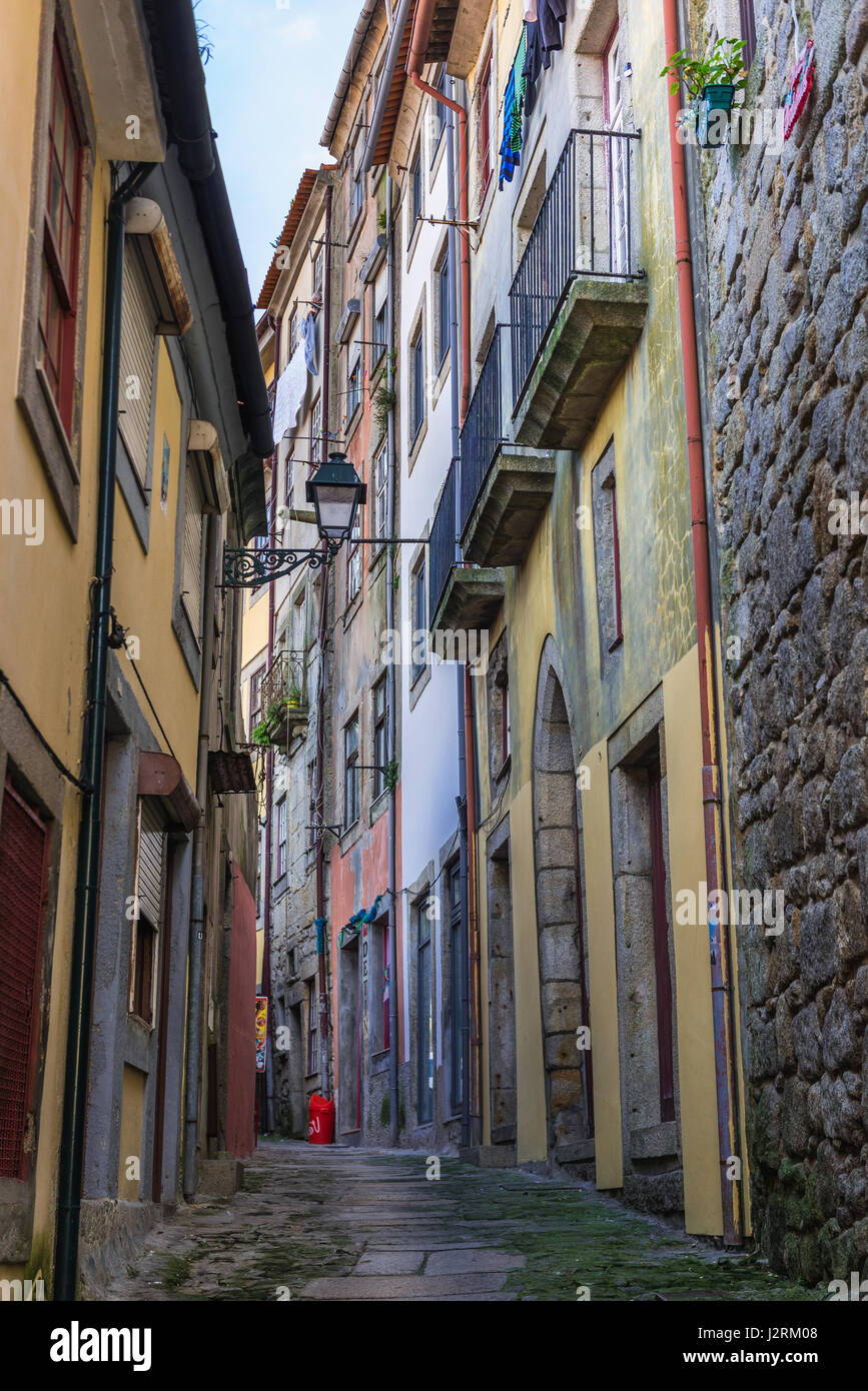 Les bâtiments résidentiels sur ruelle de quartier de Ribeira en vieille-ville de Porto sur la péninsule ibérique, deuxième plus grande ville du Portugal Banque D'Images