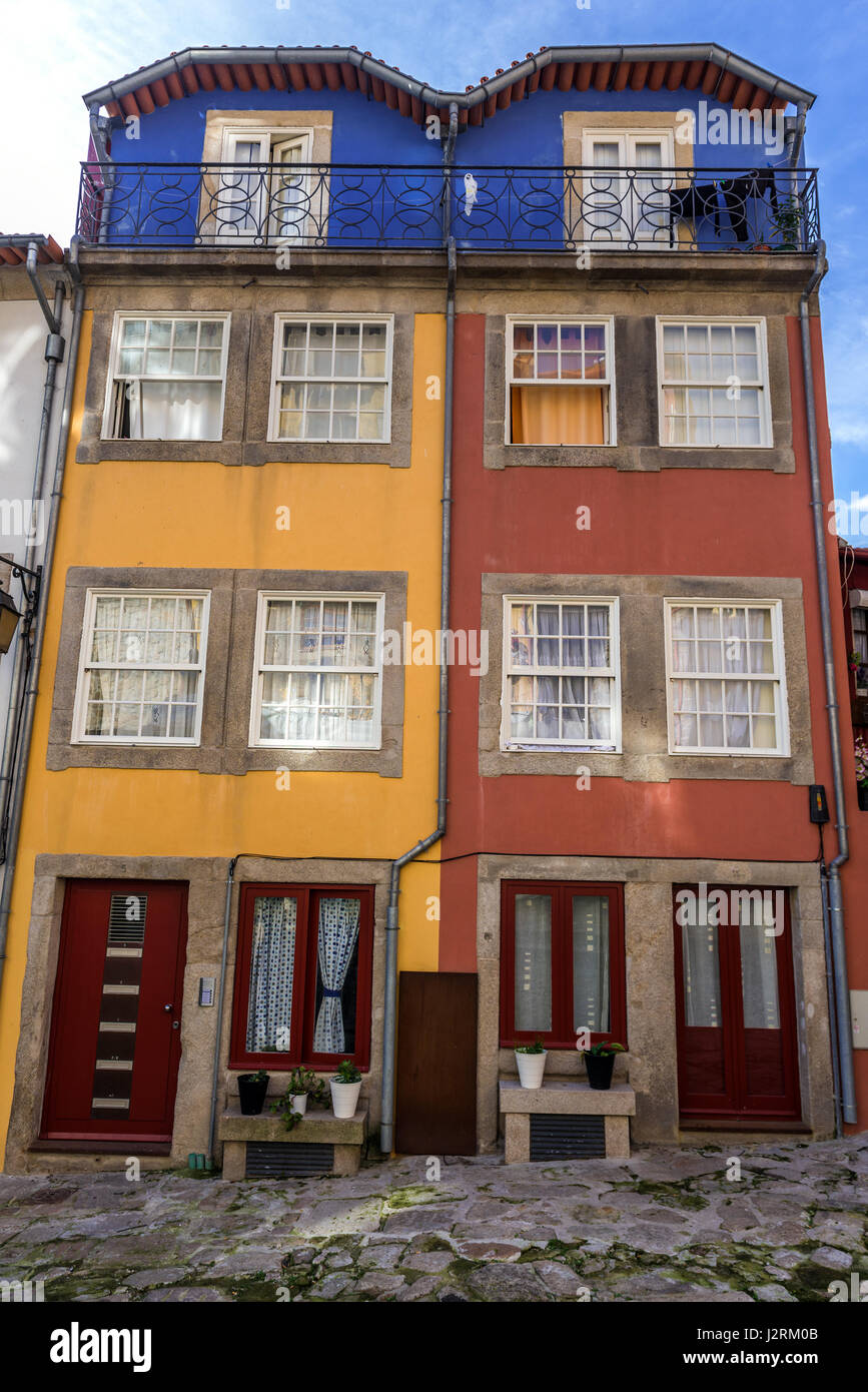 Les bâtiments résidentiels sur ruelle de quartier de Ribeira en vieille-ville de Porto sur la péninsule ibérique, deuxième plus grande ville du Portugal Banque D'Images