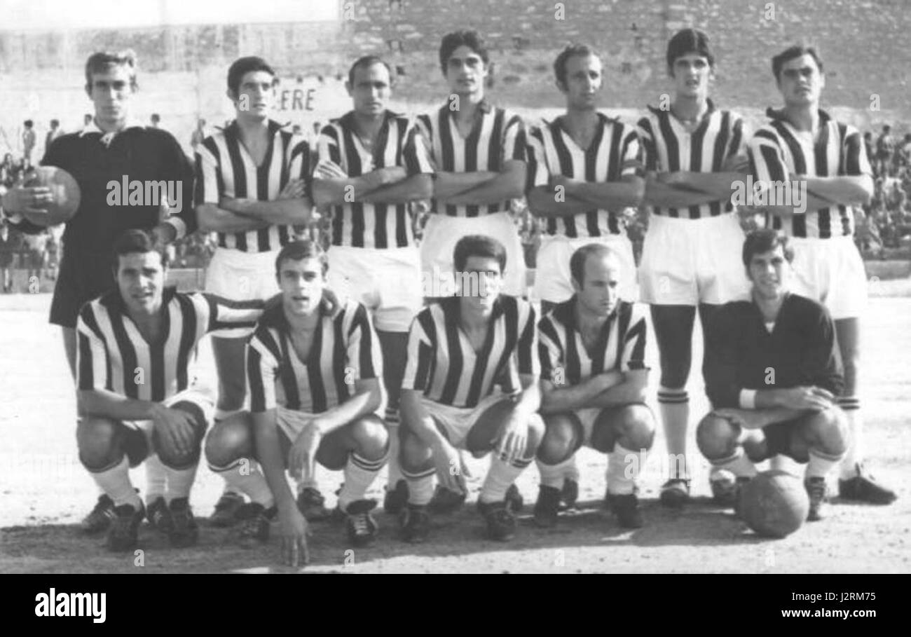 Cette image historique représente l'équipe de football A.S.D. Alcamo de la saison 1968-1969. L'équipe fait partie de la culture du football italien et de son histoire sportive locale, mettant en avant une période importante pour le club. Banque D'Images
