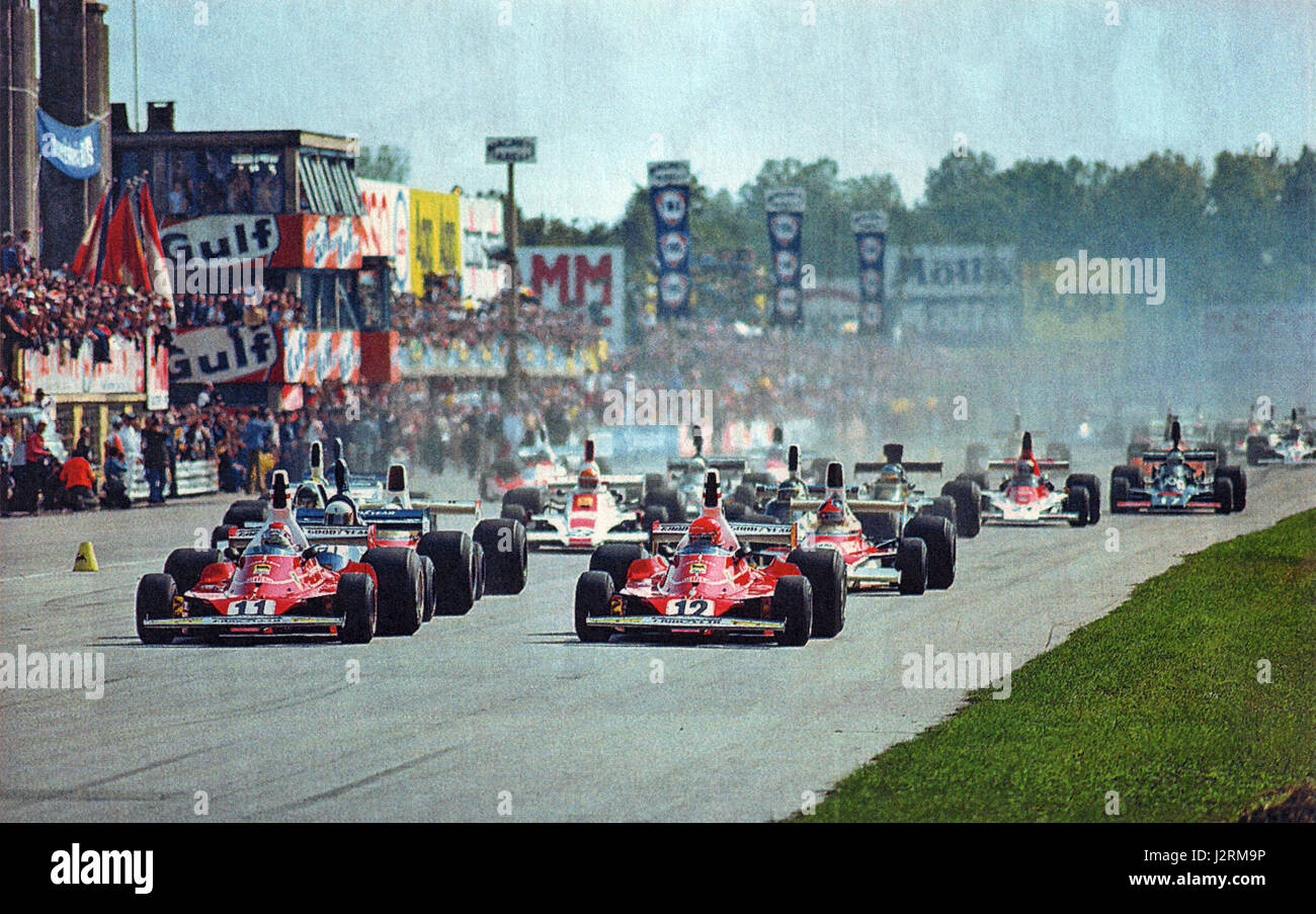 Le départ du Grand Prix d'Italie de 1975 mettait en scène Niki Lauda et Clay Regazzoni au volant de Ferrari 312T. La victoire de Laudaâ€™dans cette course a été un moment important dans l'histoire de la formule 1, consolidant davantage son héritage comme l'un des plus grands pilotes de sportâ€™s. Banque D'Images