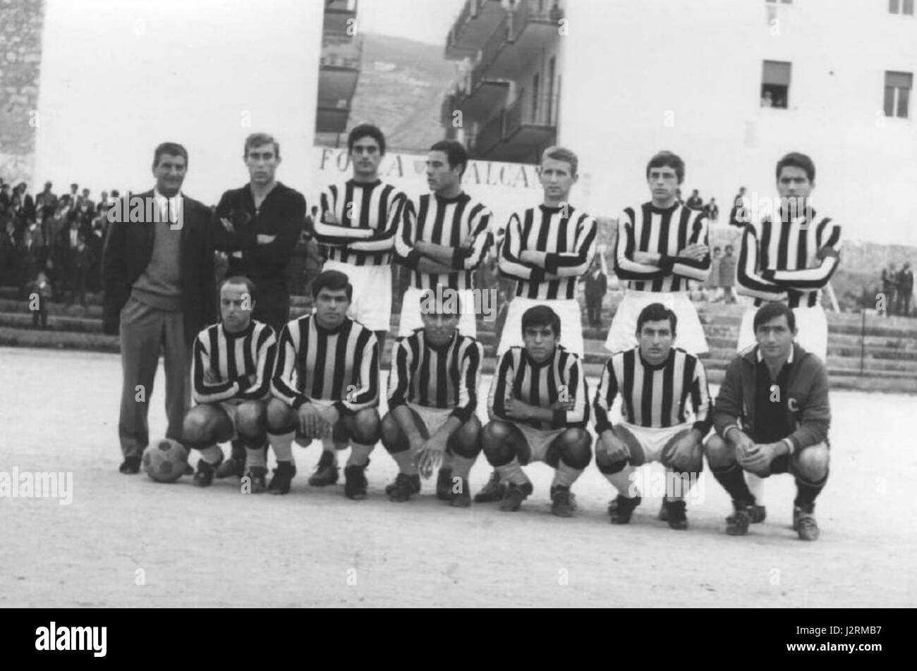 A.S.D. Alcamo est un club sportif italien basé à Alcamo, en Sicile. Créé en 1968, le club est connu pour son implication dans divers sports, principalement axé sur le football. L'histoire de l'équipe reflète son rôle dans la culture sportive locale et les compétitions régionales. Banque D'Images