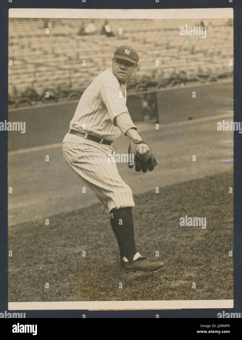 En 1922, Babe Ruth, l'un des plus grands joueurs de baseball, a continué à marquer l'histoire avec ses performances exceptionnelles au batteur et sa popularité croissante. Ruth est devenu une icône du sport américain, particulièrement connu pour ses records de home run. Banque D'Images
