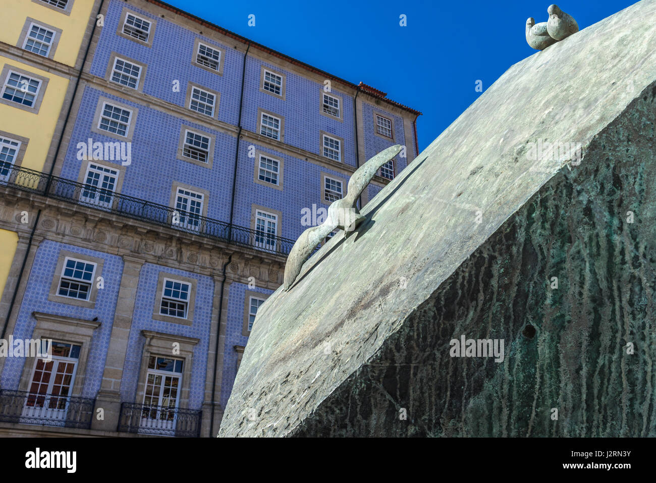 Cubo da Ribeira sculpture moderne par Jose Rodrigues sur la place Ribeira à Porto ville sur la péninsule ibérique, deuxième plus grande ville du Portugal Banque D'Images