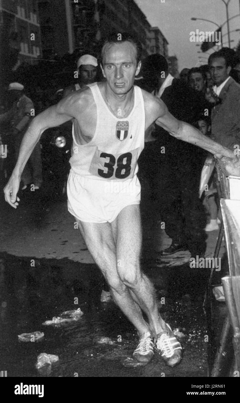 Abdon Pamich est un athlète italien remarquable qui a participé aux Jeux olympiques d'été de 1960. Il était un coureur qui a obtenu une reconnaissance significative au cours de sa carrière, en particulier aux Jeux olympiques. Banque D'Images
