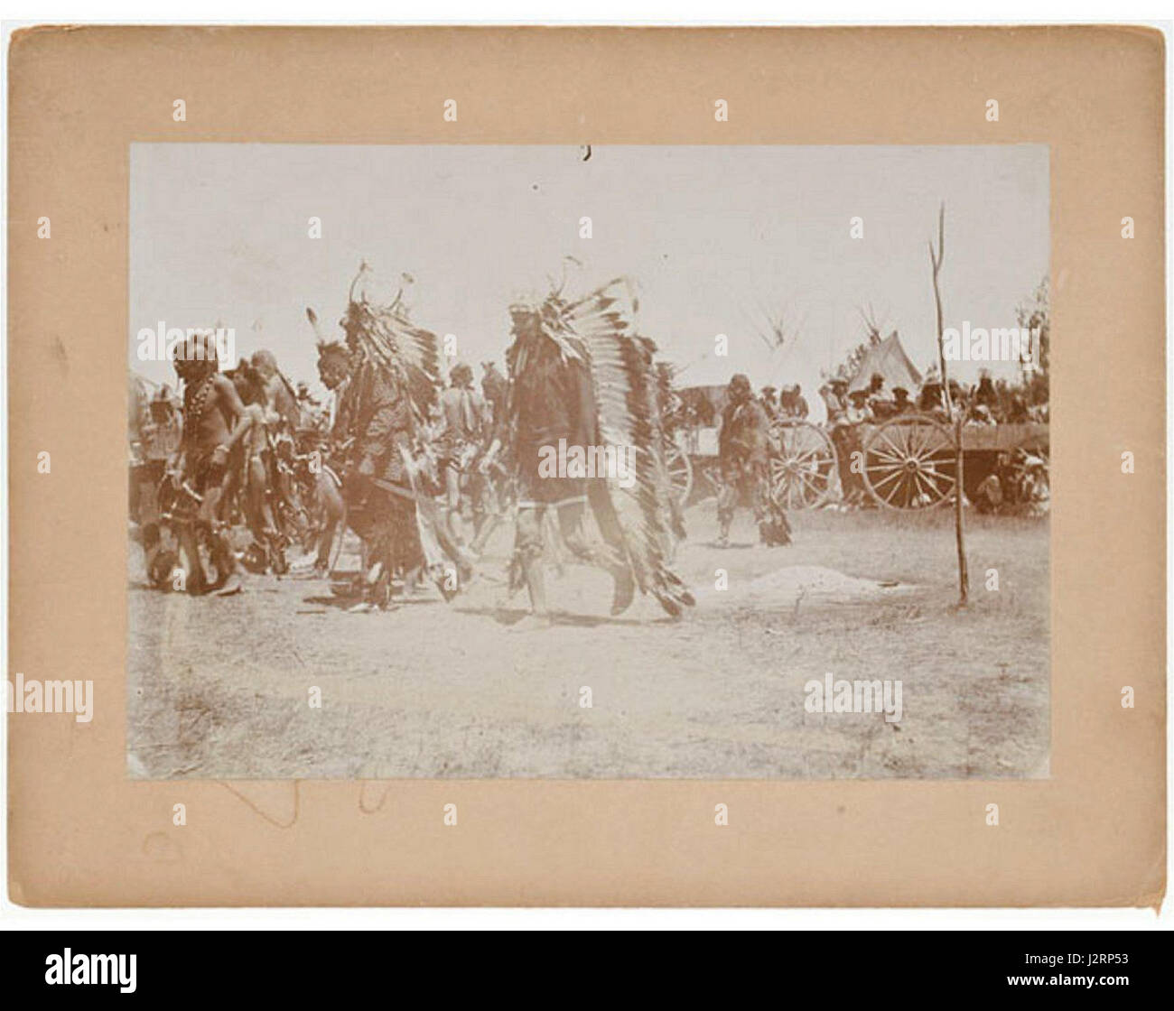 Ce titre fait référence à une danse de victoire de 1886 par les tribus amérindiennes après leur victoire à la bataille de Little Bighorn. Fansler est probablement une référence à un collectionneur ou historien qui a documenté la danse et les pratiques culturelles associées à cet événement. Banque D'Images Ce titre fait référence à une danse de victoire de 1886 par les tribus amérindiennes après leur victoire à la bataille de Little Bighorn. Fansler est probablement une référence à un collectionneur ou historien qui a documenté la danse et les pratiques culturelles associées à cet événement. Banque D'Images