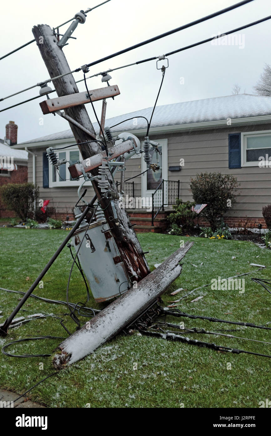 Qui Appeler Pour Un Poteau Téléphonique Cassé Telephone pole broken Banque de photographies et d'images à haute résolution - Alamy