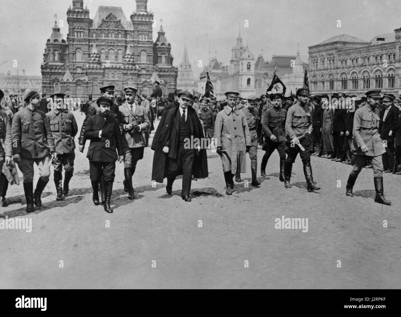 V. I. Lénine (1870 - 1924), chef révolutionnaire soviétique du prolétariat avec groupe de commandants sur la place Rouge, 25 mai 1919. Il inspecte les troupes Vseobuch. Banque D'Images
