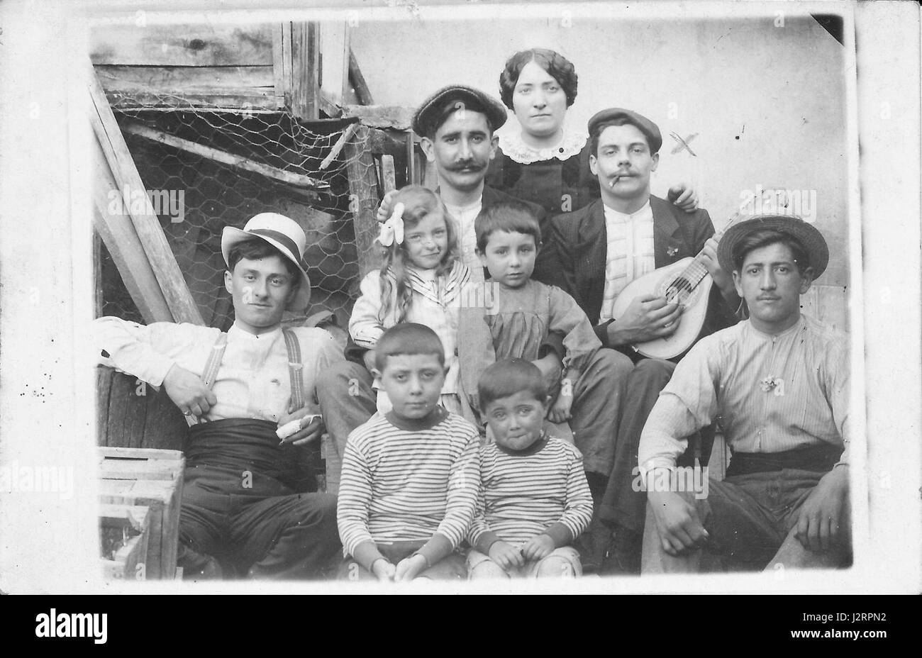 Une photographie de Victor Galabert de 1910, jouant de la mandoline, capturant un moment de performance musicale, peut-être lié à la culture française ou à l'histoire de la musique. Banque D'Images