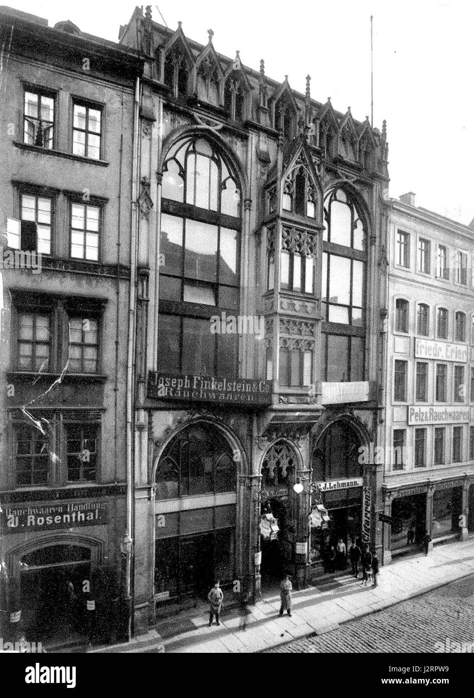 Jens Schubert : les maisons de traite des fourrures à Leipzig. La maison de traite des fourrures de la société Lomer a été construite en 1867. En raison de la façade néo-gothique frappante, elle a été appelée «église de la fourrure». Les grandes fenêtres à plusieurs étages garantissent un maximum de lumière dans les pièces. L'entrepôt était derrière le bâtiment. Photo prise avant 1909. Banque D'Images