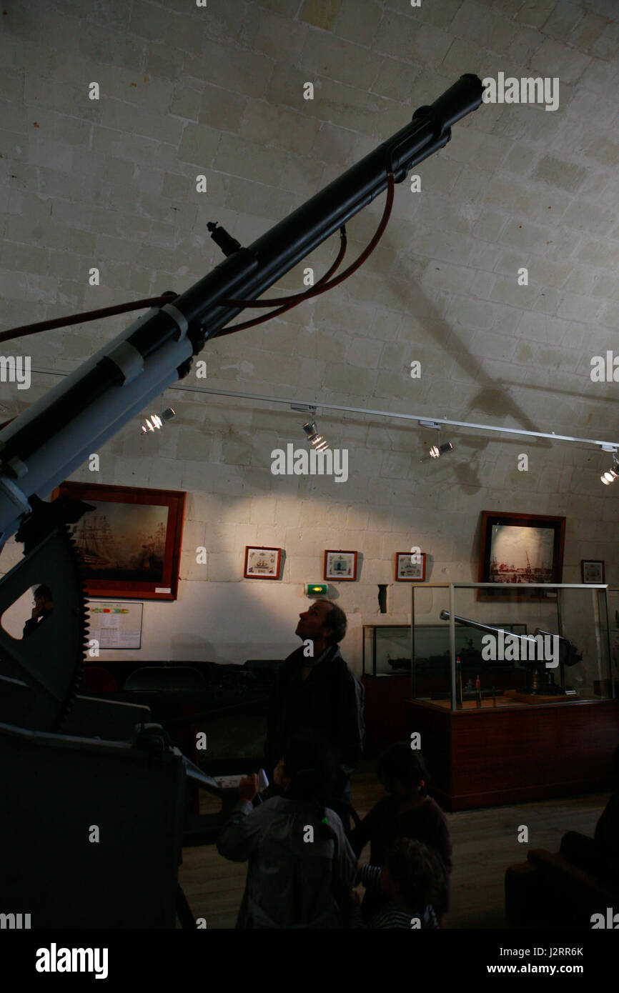 Le canon AA 57mm MG 84 est une arme militaire conçue pour la défense anti-aérienne. Il a été utilisé principalement au milieu du XXe siècle par diverses forces armées, remarquable pour sa taille compacte et son efficacité dans le ciblage des menaces aériennes. Banque D'Images