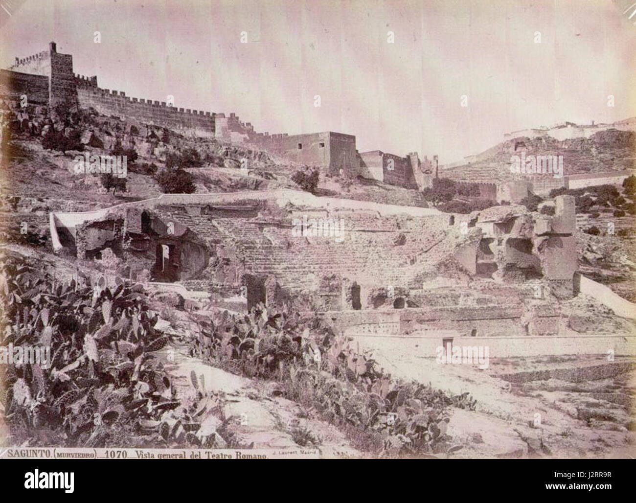 Cette vue panoramique du Teatro Romano de 1870 capture la grandeur du théâtre romain en Espagne, reflétant son importance historique et sa beauté architecturale. Banque D'Images