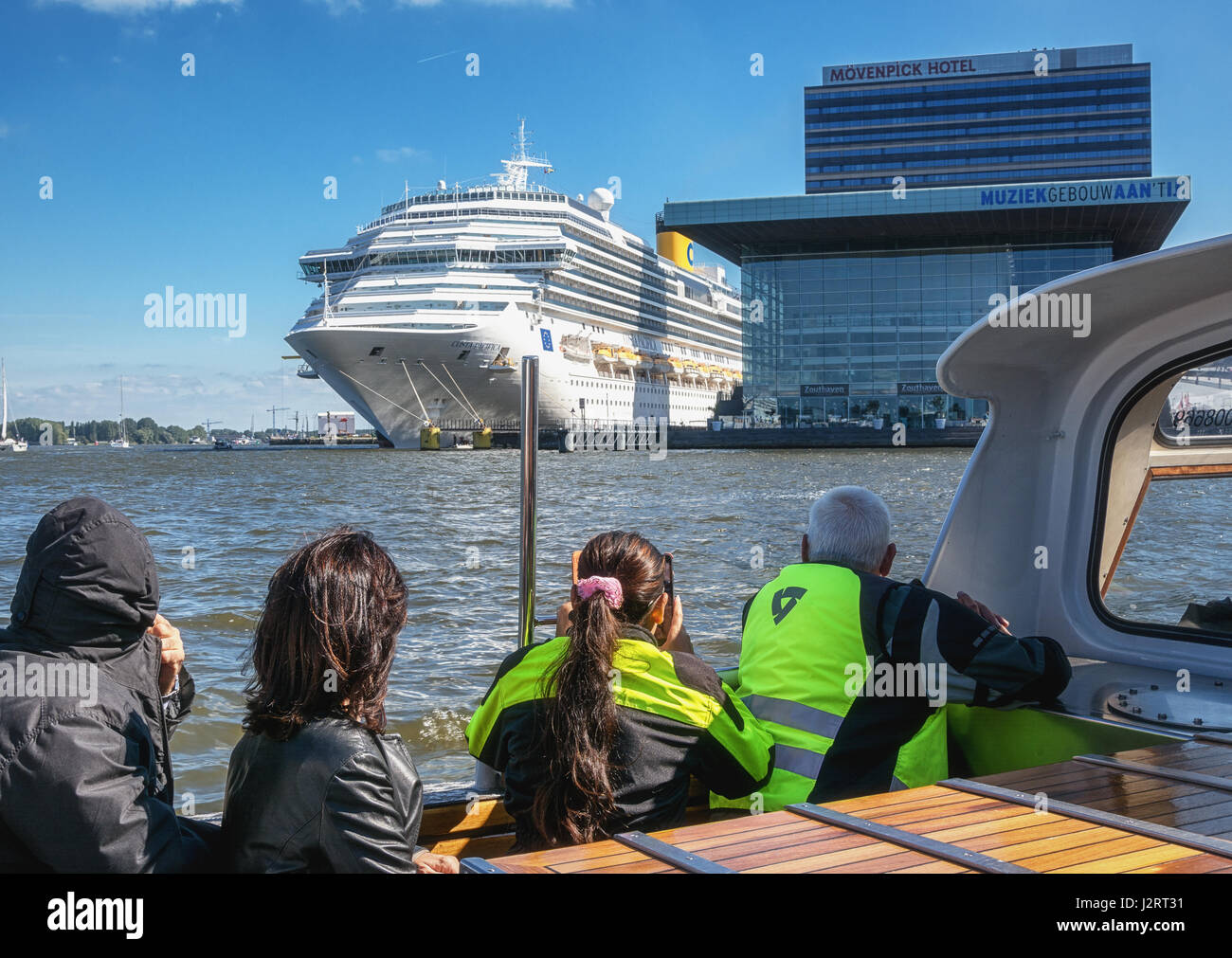 Amsterdam, Pays-Bas - 9 septembre 2015 : les touristes dans un tourboat visualisation du navire de croisière Costa Pacifica amarré au quai de la rivière IJ dans Amsterdam Banque D'Images