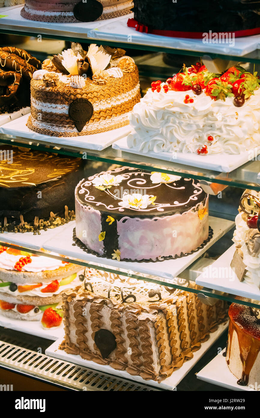Differents Types De Gateaux Sucres En Patisserie Ecran De Verre Bon Assortiment De Confiseries Photo Stock Alamy