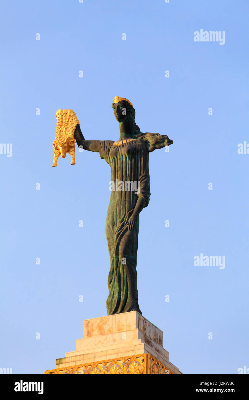 Batumi, Géorgie, l'Adjarie. Statue de Medea sur fond de ciel bleu en Europe Square. Woman Holding Golden Fleece. Dans la mythologie grecque, Médée était la fille Banque D'Images