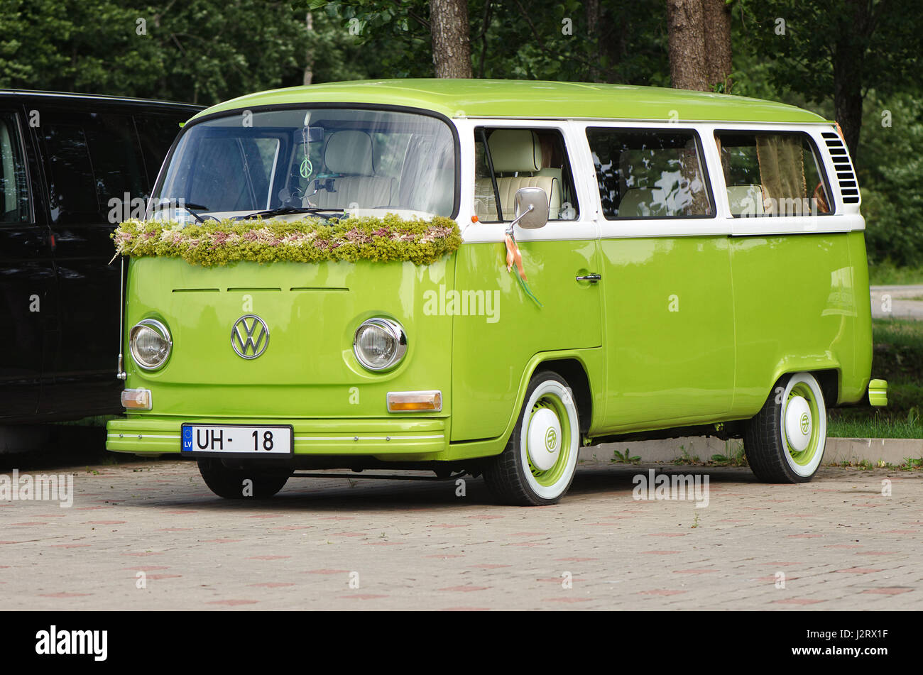 JURMALA, LETTONIE - 5 juillet 2013 : Vert vieux bus VW décoré pour la fête. Banque D'Images