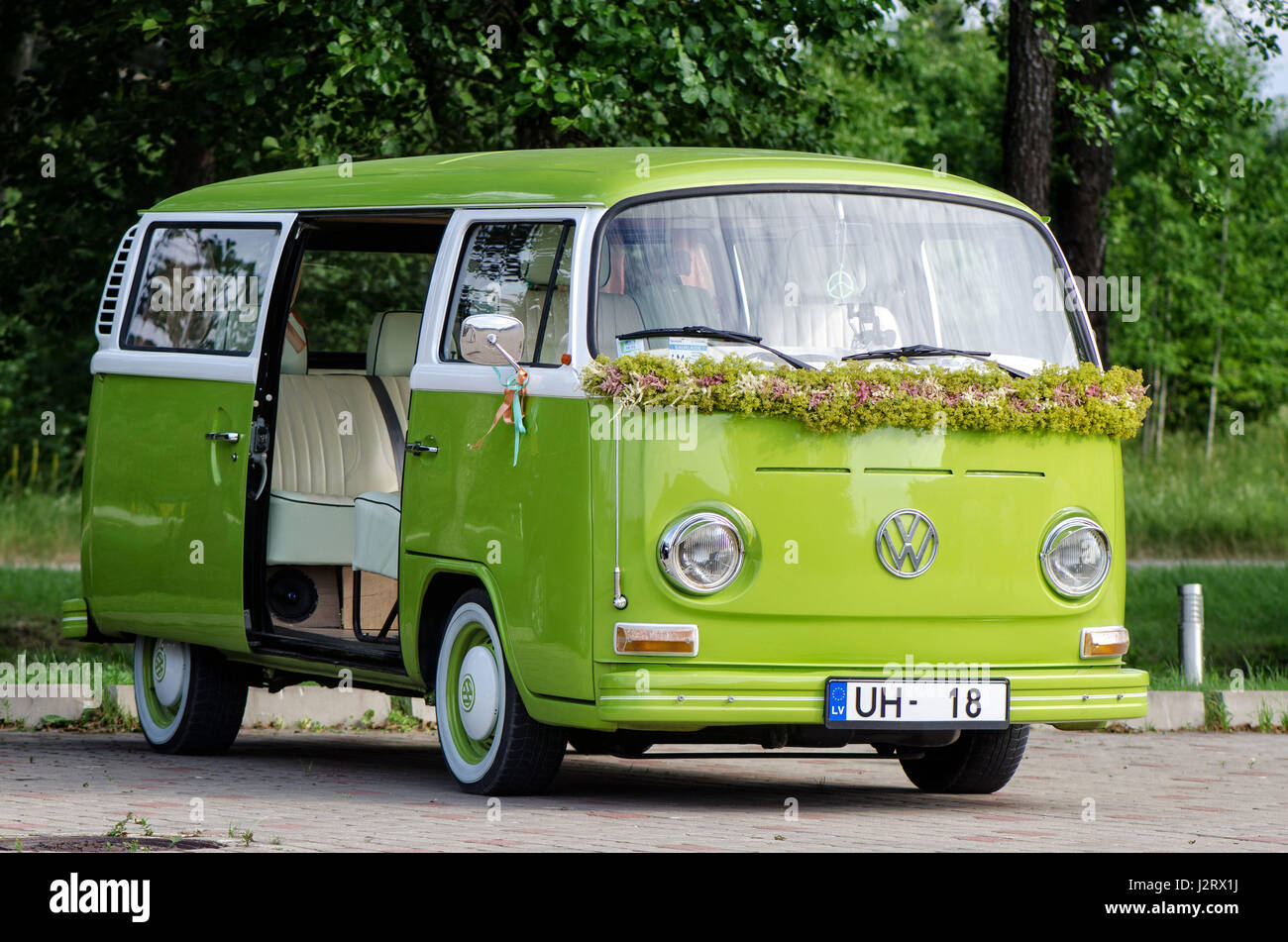 JURMALA, LETTONIE - 5 juillet 2013 : Vert vieux bus VW décoré pour la fête. Banque D'Images