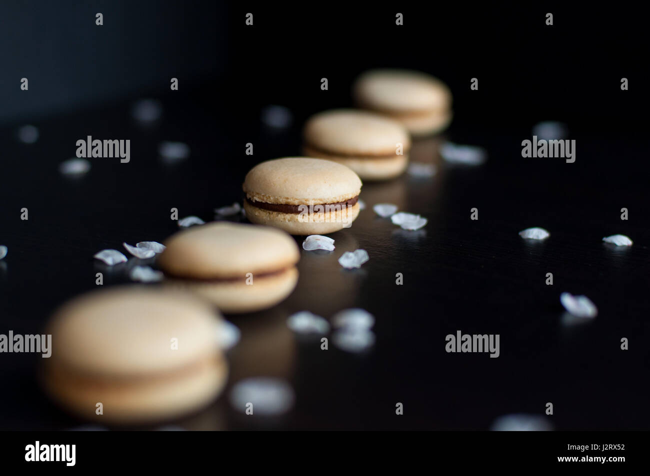 Macarons à la crème de chocolat commandé en ligne décorées avec des cailloux Banque D'Images