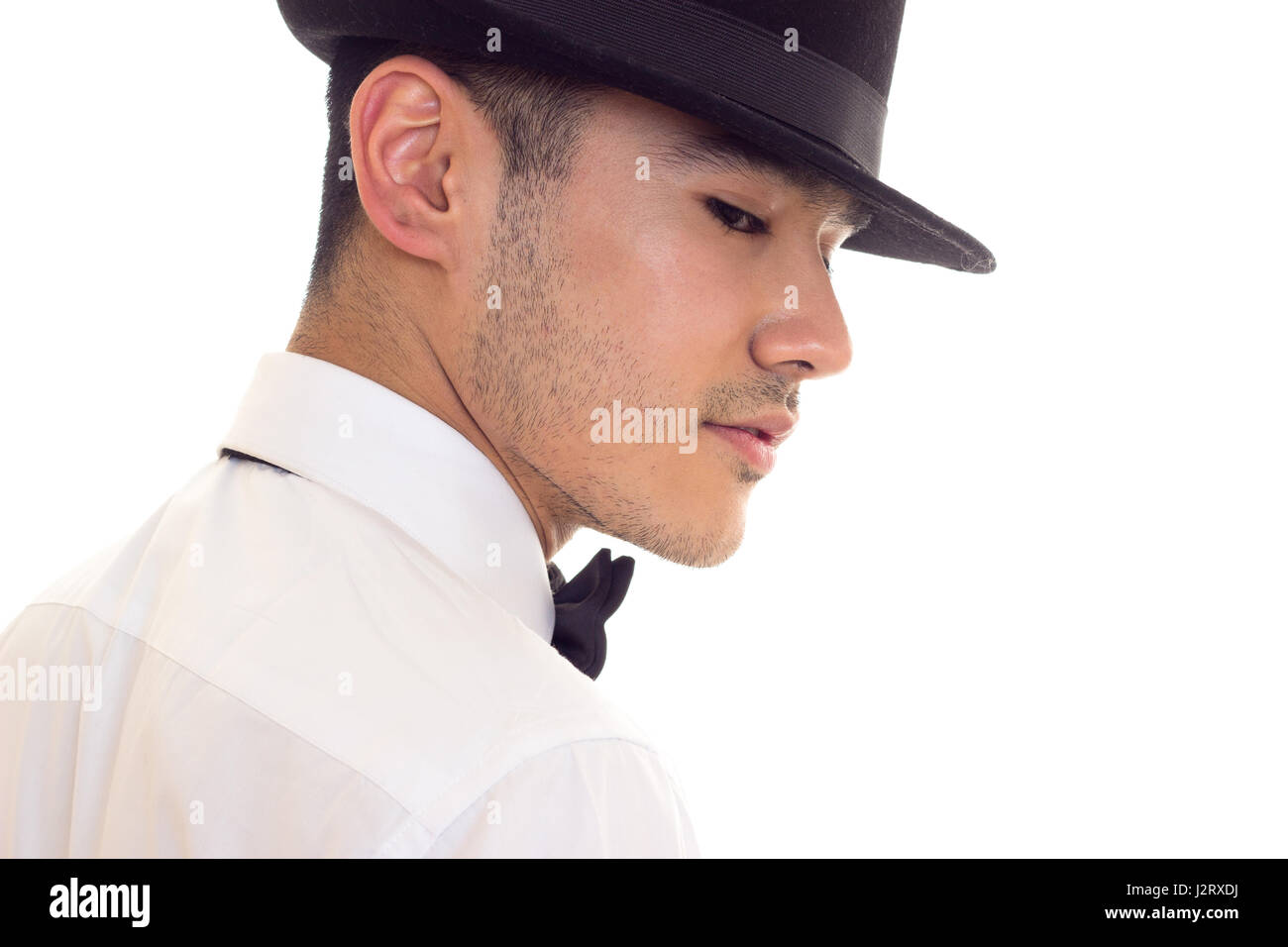Jeune homme en T-shirt blanc avec chapeau noir Banque D'Images