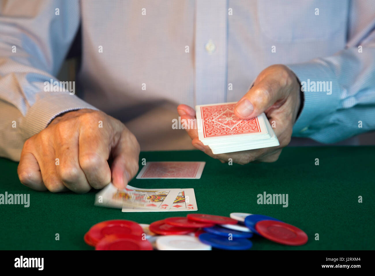 L'homme s'occupant des cartes pour jeu de Poker Banque D'Images
