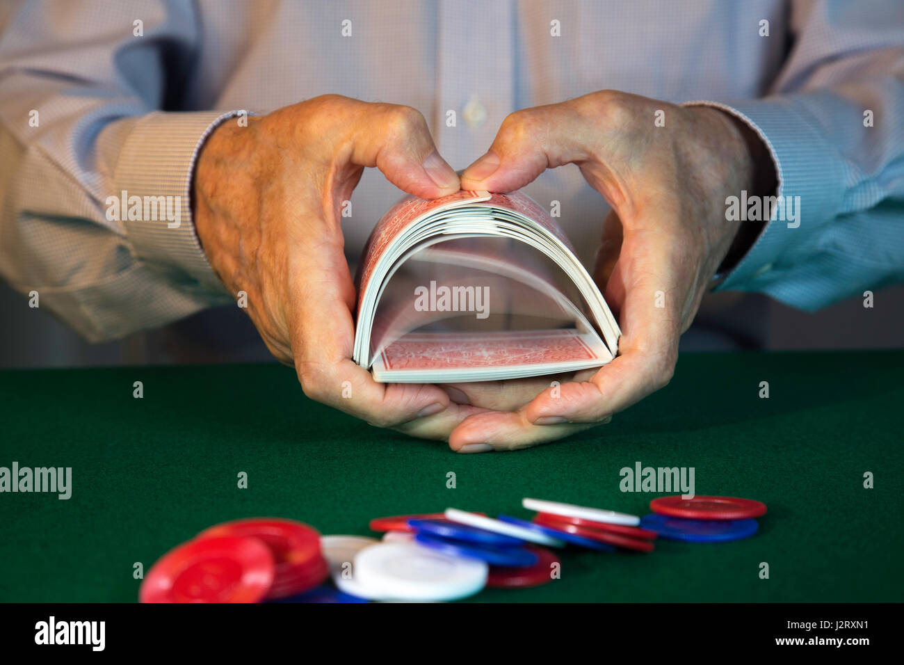 Mélanger l'homme ayant un jeu de Poker Cartes Banque D'Images