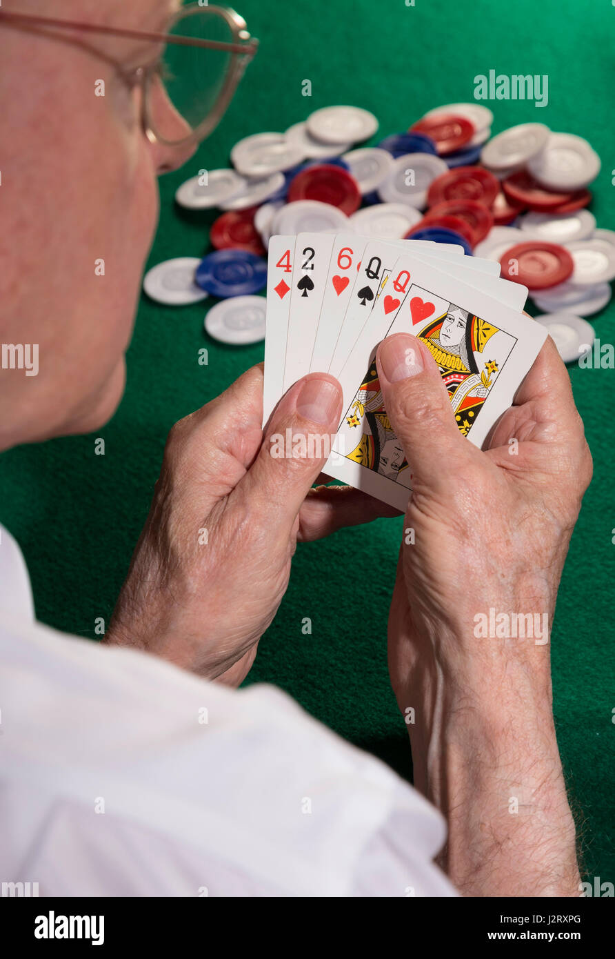 L'homme jouant au poker Banque D'Images