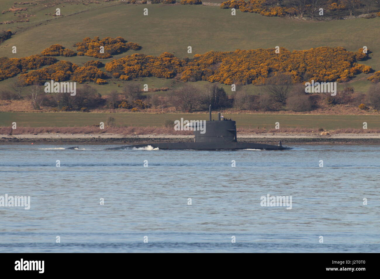Le HNLMS Bruinvis (S810), un sous-marin de la classe Walrus exploités par la Marine royale néerlandaise, passant Greenock au début de l'exercice Joint Warrior 17-1. Banque D'Images