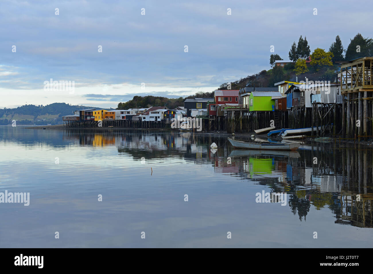 Horizon de la ville de Castro avec ses célèbres maisons de pilotis (palafitos) sur l'île de Chiloe dans le district du lac du Chili. Banque D'Images