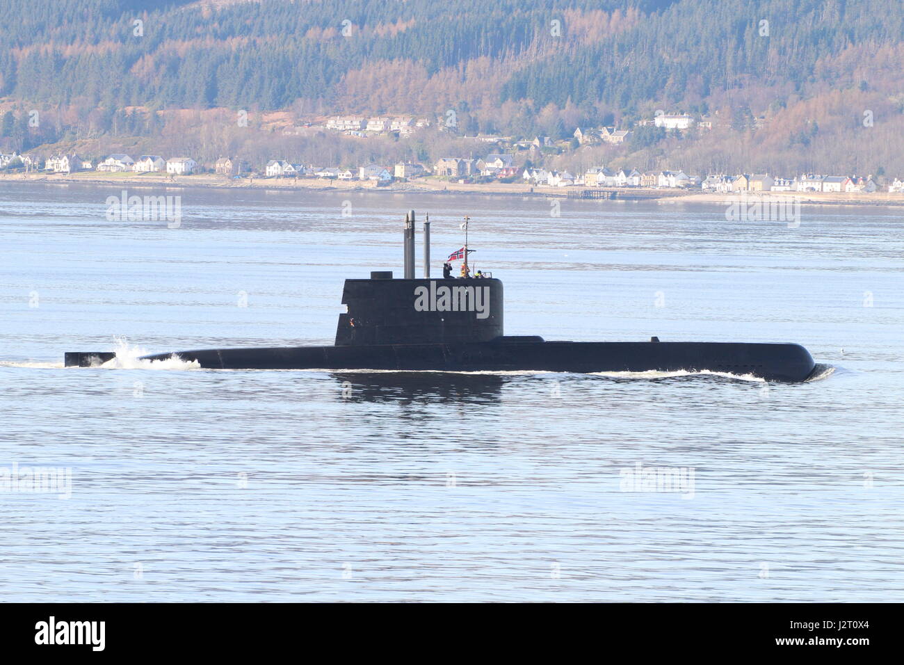 KNM Utstein (S302), un sous-marin de la classe Ula exploités par la Marine royale norvégienne, passant Gourock au début de l'exercice Joint Warrior 17-1. Banque D'Images