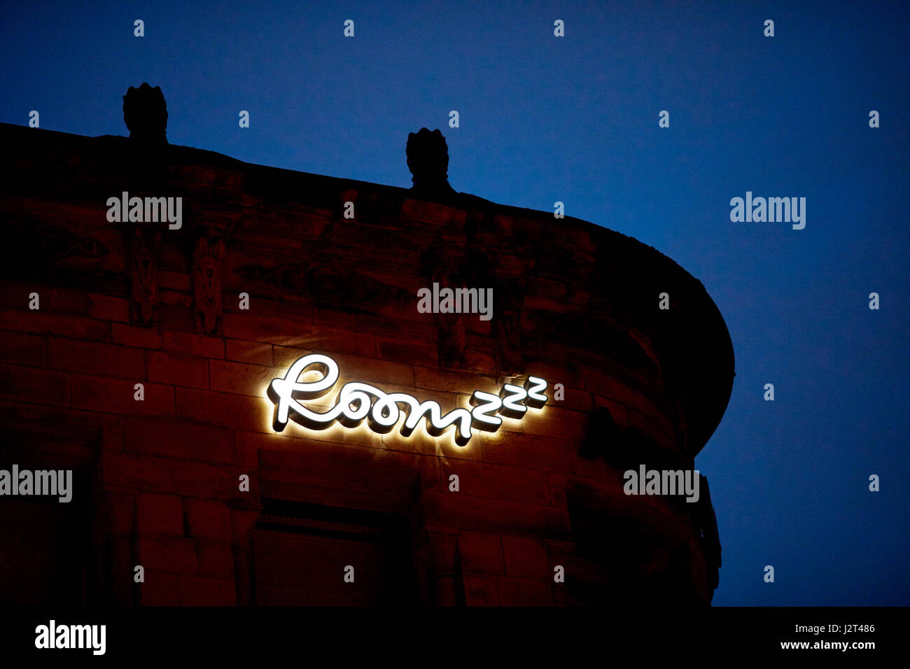 Roomzzz Manchester logo sur leur contemporain Princess Street hôtel de style appartement à la périphérie de Chinatown Banque D'Images