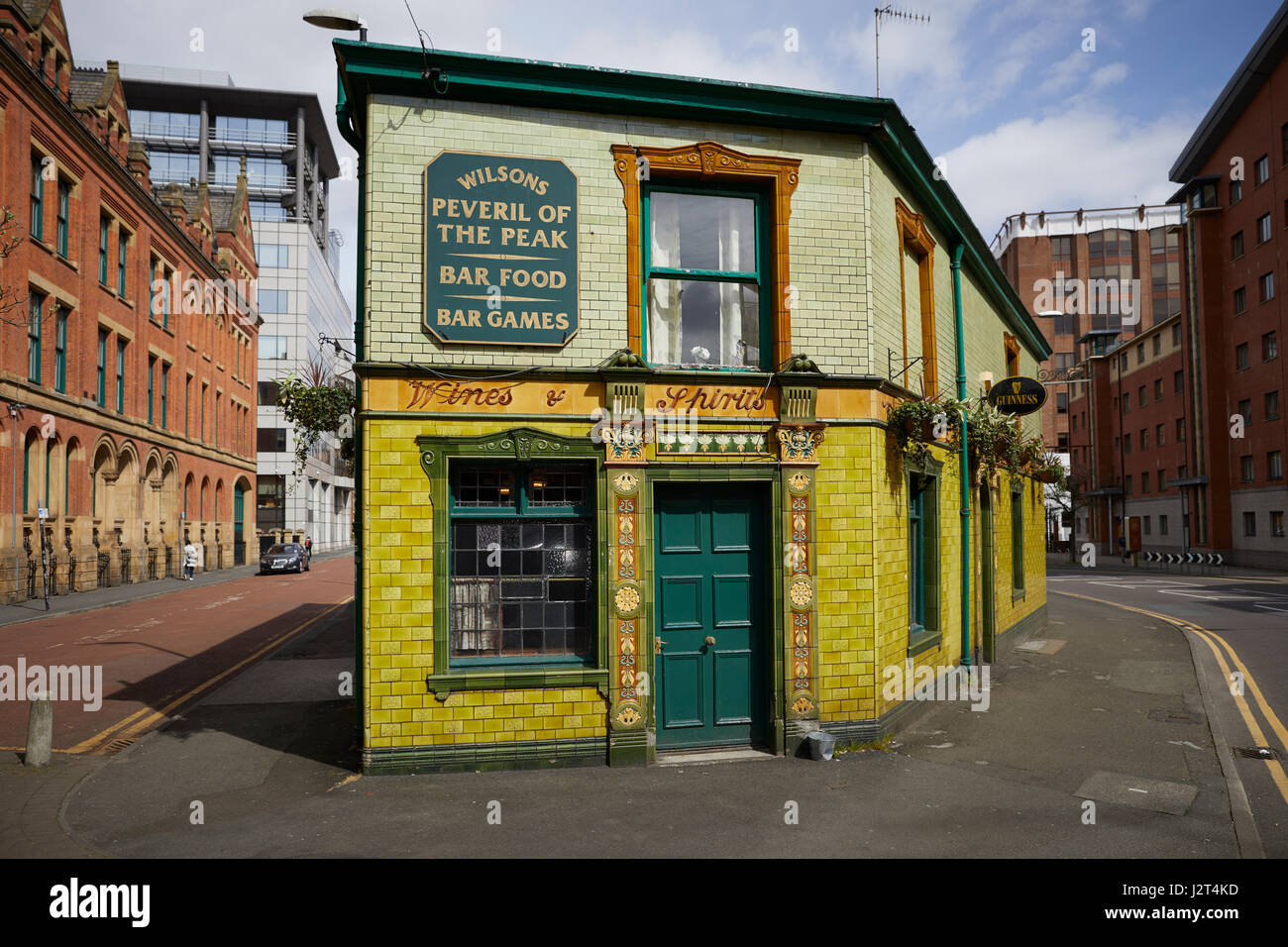 Vue Manchester pub victorien recouvert de carrelage vert Peveril Of The Peak Banque D'Images