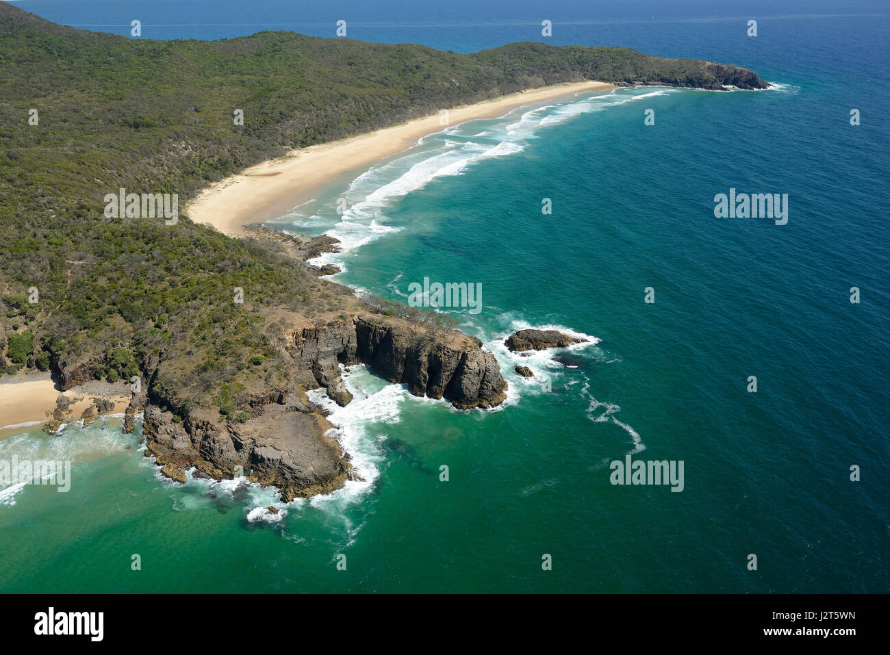 DEVIL'S KITCHEN (L'éperon rocheux en forme de U) et Alexandria Bay (vue aérienne). Le Parc National de Noosa Heads, Sunshine Coast, Queensland, Australie. Banque D'Images