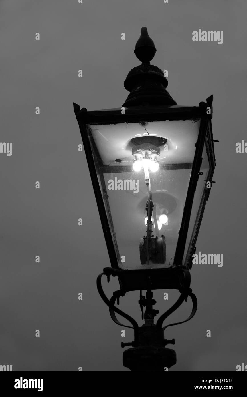 Old electric light on train platform Banque D'Images