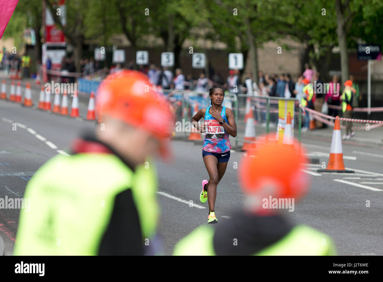 Tigist Tufa tournant dans la Vierge Argent Marathon de Londres 2017, l'Autoroute, London, UK.. Banque D'Images