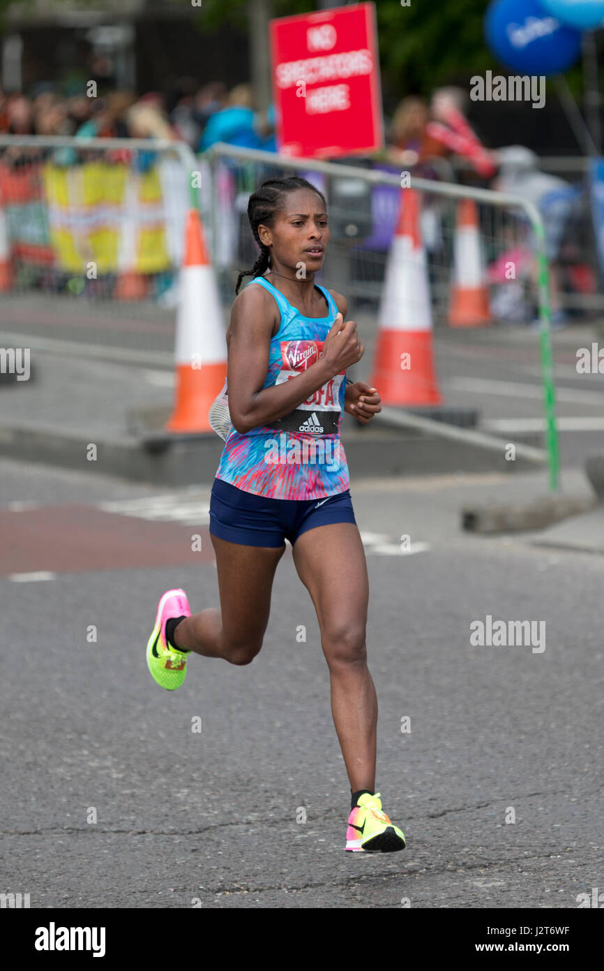 Tigist Tufa tournant dans la Vierge Argent Marathon de Londres 2017, l'Autoroute, Londres, Royaume-Uni. Banque D'Images