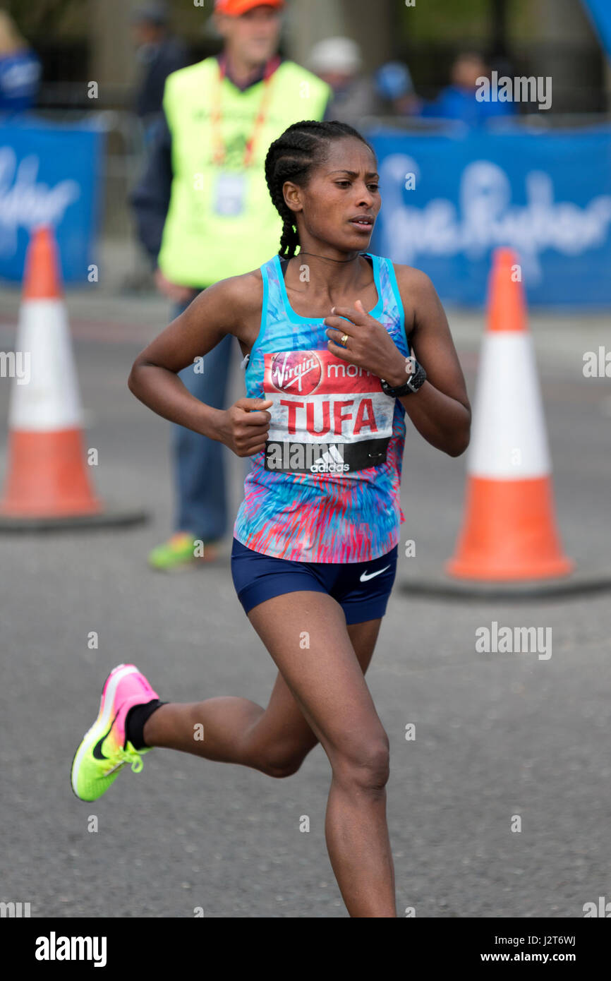 Tigist Tufa tournant dans la Vierge Argent Marathon de Londres 2017, l'Autoroute, Londres, Royaume-Uni. Banque D'Images