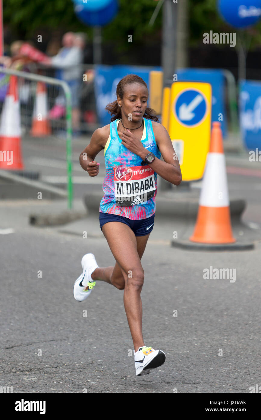 Mare Dibaba s'exécutant dans la Vierge Argent Marathon de Londres 2017, l'Autoroute, Londres, Royaume-Uni. Banque D'Images