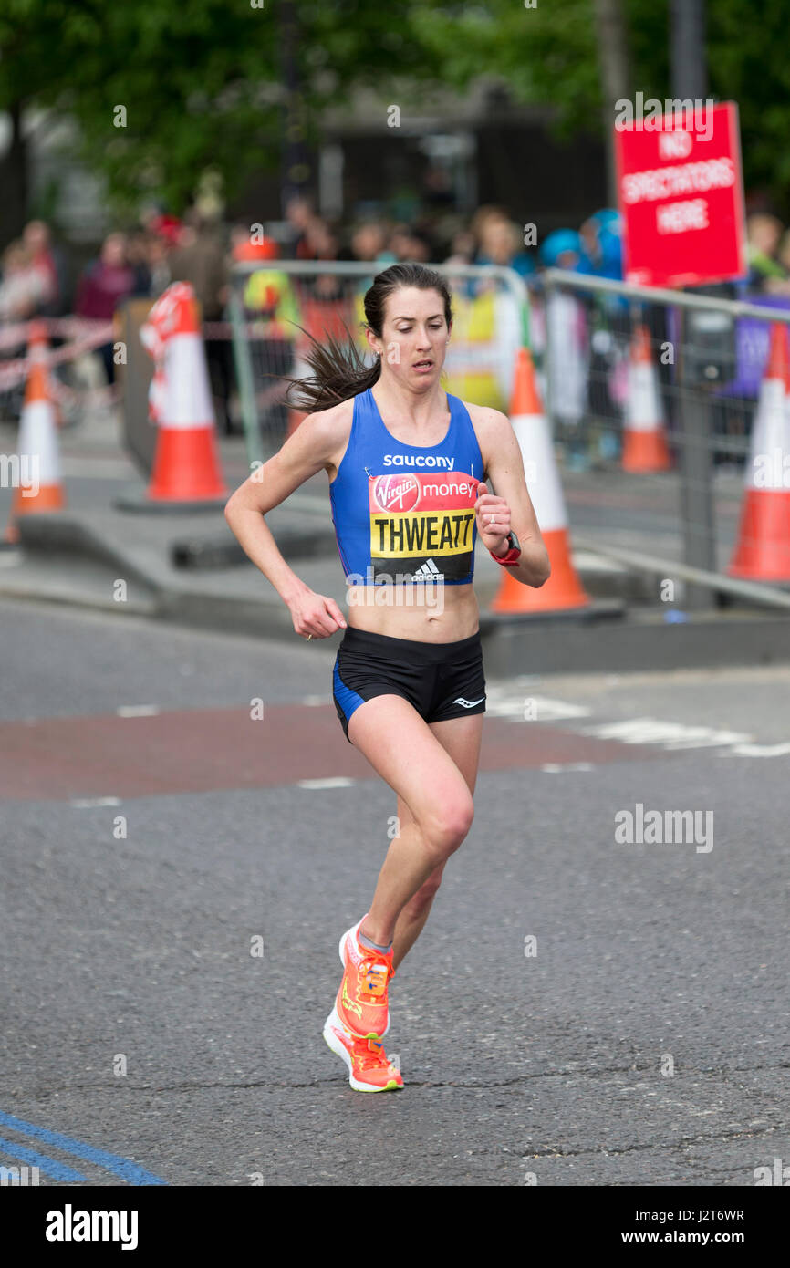 Laura Thweatt exécutant dans la Vierge Argent Marathon de Londres 2017, l'Autoroute, Londres, Royaume-Uni. Banque D'Images