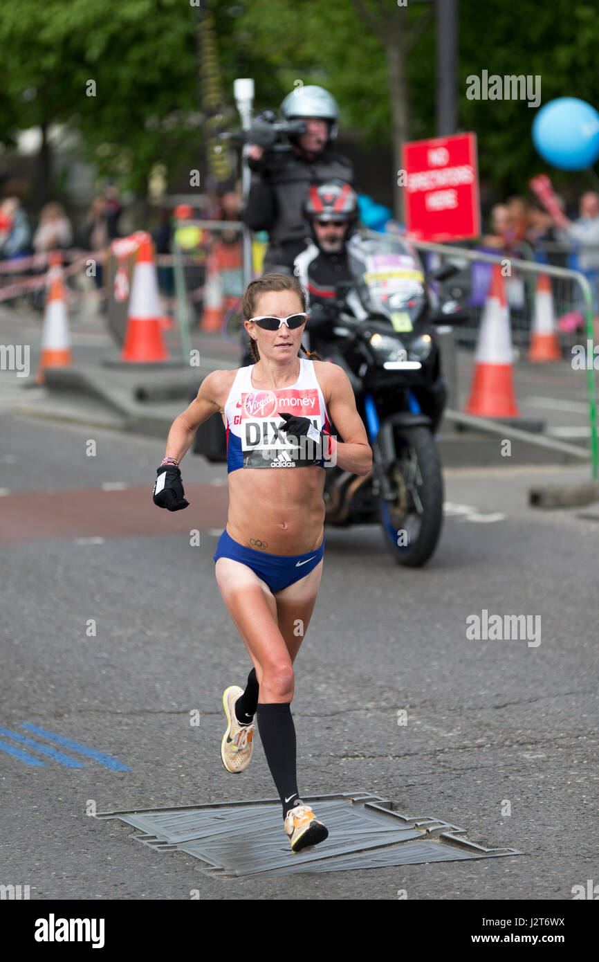 Alyson Dixon s'exécutant dans la Vierge Argent Marathon de Londres 2017, l'Autoroute, Londres, Royaume-Uni. Banque D'Images