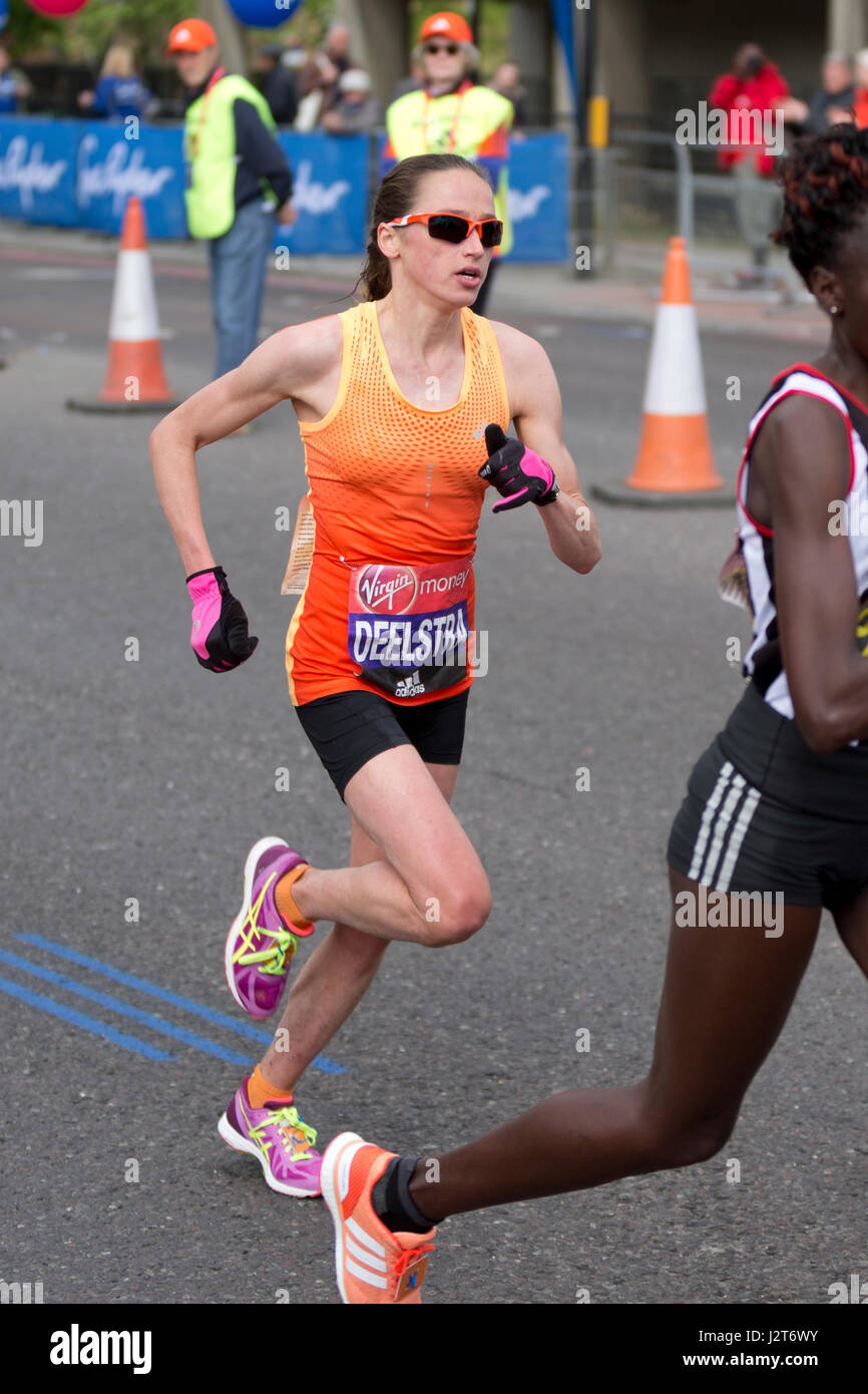 Andrea Deelstra exécutant dans la Vierge Argent Marathon de Londres 2017, l'Autoroute, Londres, Royaume-Uni. Banque D'Images