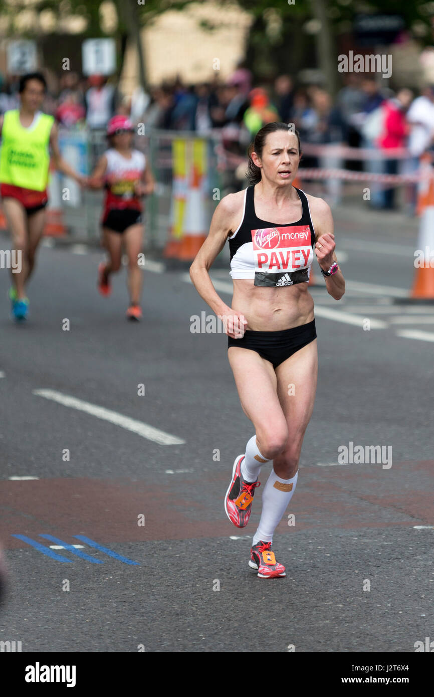 Jo Pavey s'exécutant dans la Vierge Argent Marathon de Londres 2017, l'Autoroute, Londres, Royaume-Uni. Banque D'Images
